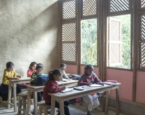 ern und arbeiten konzentriert. Die Architektur des Raumes ist nachhaltig gestaltet, mit natürlichen Materialien und viel Tageslicht.