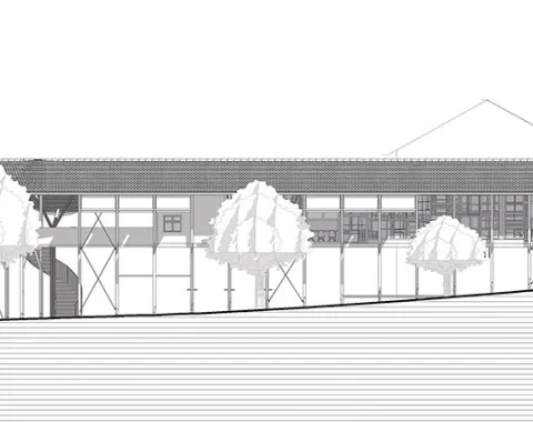 Architektonische Zeichnung eines länglichen Gebäudes mit Satteldach, umgeben von Bäumen. Die Struktur zeigt eine Mischung aus traditionellen und modernen Elementen, passend zur Wiederverwendung von Bauteilen eines alten Strickbaus.