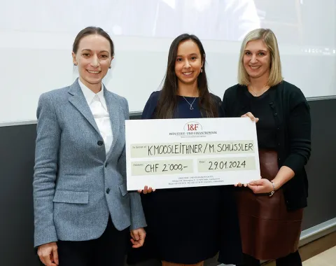 Drei Personen stehen nebeneinander und halten einen großen Scheck mit der Aufschrift "I&F Family Wealth Preservation Award". Die Summe von 2000 CHF und das Datum 29.01.2024 sind sichtbar. Sie lächeln in die Kamera.