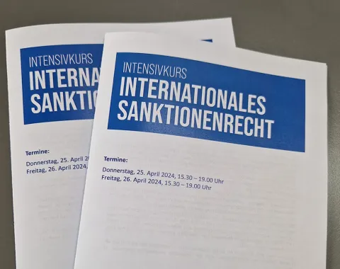 Zwei Flyer des Intensivkurses „Internationales Sanktionenrecht“ der Universität Liechtenstein, mit Terminen am 25. und 26. April 2024.