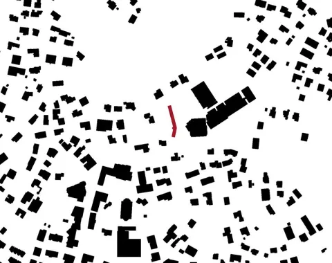 Schwarz-weißer Lageplan mit Gebäuden in Eschen, Liechtenstein. Ein hervorgehobenes Gebäude in Rot zeigt den Standort des Strickbaus an der Kapfstrasse.