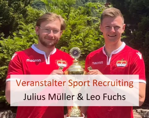 Zwei Personen in roten Trikots halten einen Pokal vor einer grünen, bewaldeten Kulisse. Text auf dem Bild: "Veranstalter Sport Recruiting".