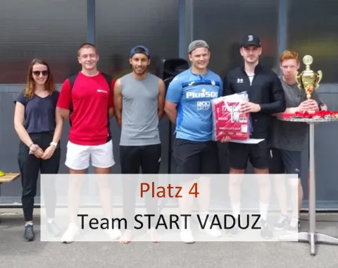 Gruppe von sechs Personen steht nebeneinander vor einer Wand. Eine Person hält einen Pokal. Text im Bild: "Platz 4 Team START VADUZ".