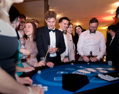 Gaeste-verfolgen-Pokerspiel-Uniball-Liechtenstein