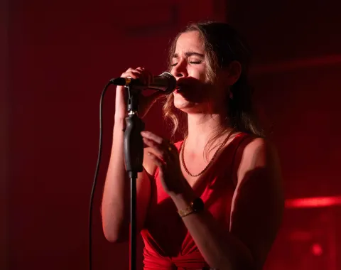 Sängerin-live-Performance-Uniball-Liechtenstein