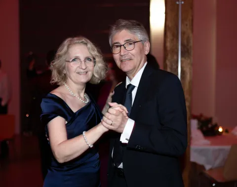 Festliches-Paar-tanzt-Uniball-Liechtenstein