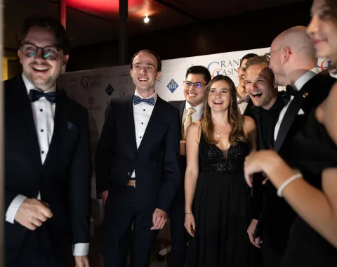 Fröhliche-Gäste-Gruppe-Sponsorenwand-Universitätsball