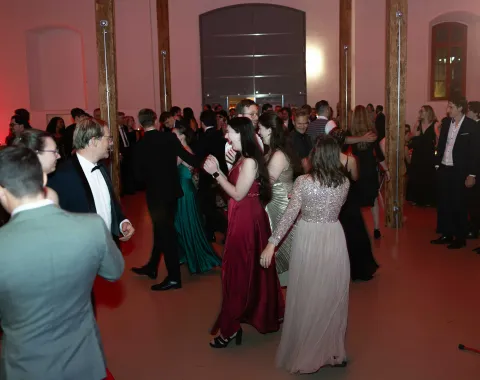 Tanzende-Gäste-Uniball