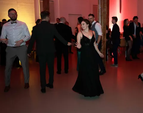 Gaeste-tanzen-Tanzflaeche-Uniball-Liechtenstein