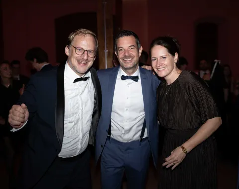 Drei-Gaeste-elegant-lachend-Uniball-Liechtenstein