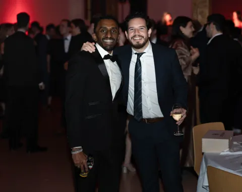 Zwei-Personen-lachen-in-die-Kamera-Uniball