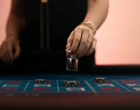 Person-platziert-Jetons-auf-Roulettefeld-Uniball-Uni-Liechtenstein