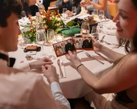 Gaeste-betrachten-Fotos-Uniball-Uni-Liechtenstein