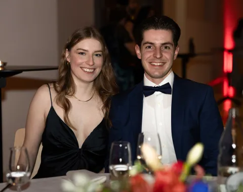 Junges-Paar-am-Tisch-Uniball-Uni-Liechtenstein