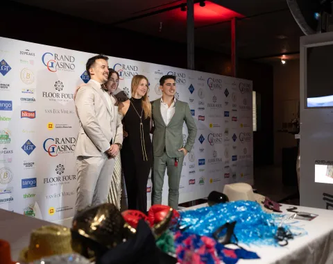 Gaeste-beim-Fotoshoot-mit-Accessoires-Uniball-Uni-Liechtenstein