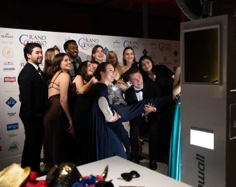 Grosse-Gruppe-Fotowand-posing-Uniball-Liechtenstein