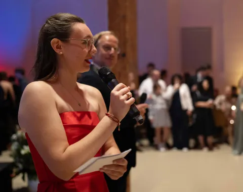 Moderatoren-auf-Buehne-Festsaal-Uniball-Liechtenstein