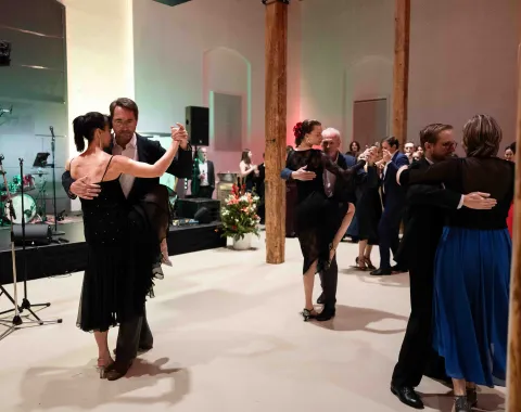 Mehrere-Paare-tanzen-Tanzflaeche-Uniball-Liechtenstein