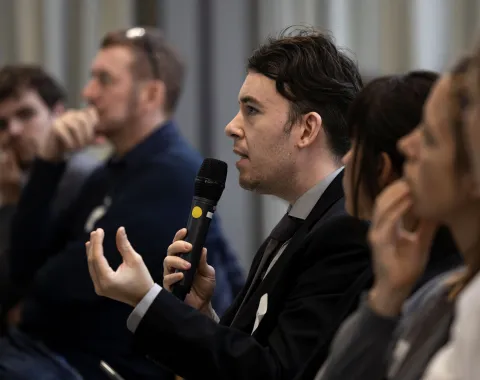 Mann im Publikum mit Mikrofon