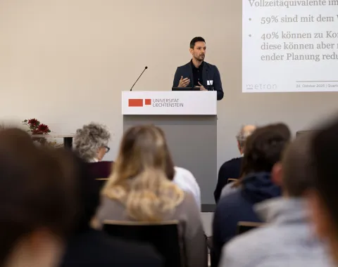Vortragender bei einem Symposium