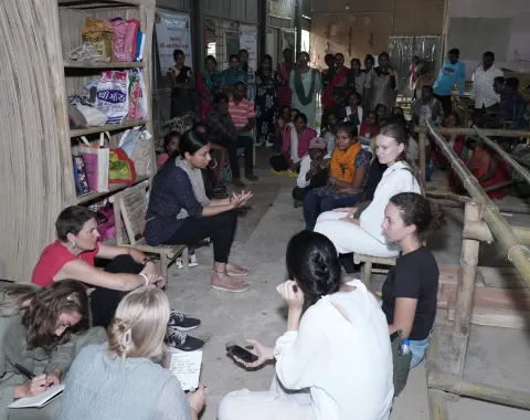 Gruppe von Leuten, die am Boden sitzt 