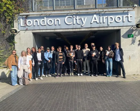 Gruppenbild mit dem Schriftzug "London City Airport" im Hintergrund