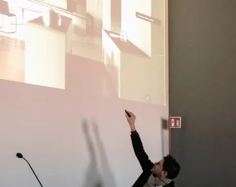 Mann zeigt auf Leinwand