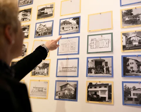 Mehrere Fotos von Gebäuden an einer weissen Wand