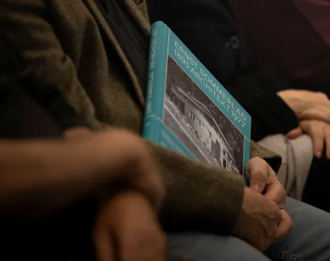 Nahaufnahme von einem blauen Buch, das jemand in der Hand hält