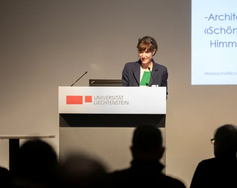 Eine Person präsentiert an einem Vortragspult