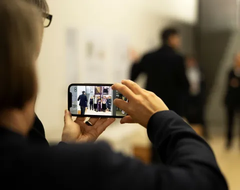 Aufnahme, wie jemand ein Handyfoto macht