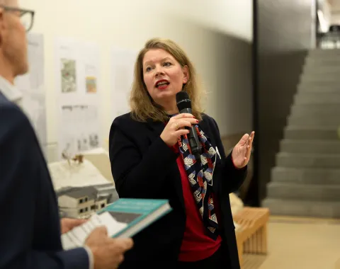 Eine Frau mit einem Mikrofon in der Hand