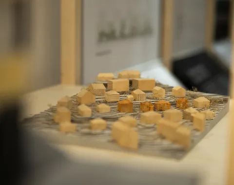 Architektrumodell aus Holz und Graukarton