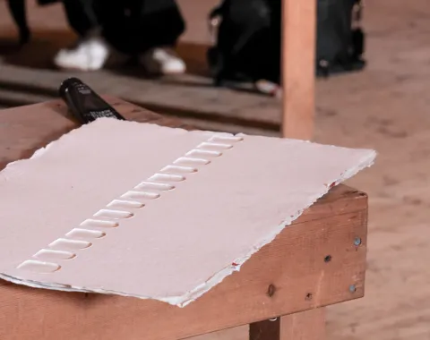 Ein weisser Karton auf einem Holztisch