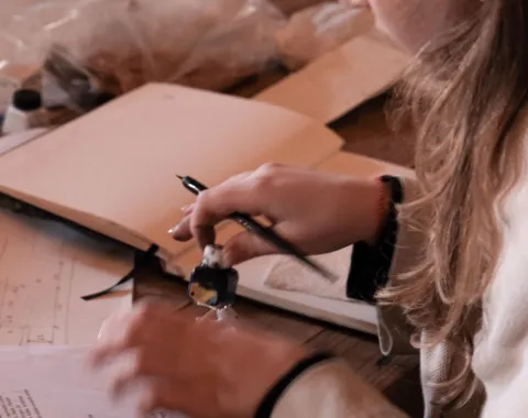 Detailaufnahme einer jungen Frau bei einer kreativen Arbeit