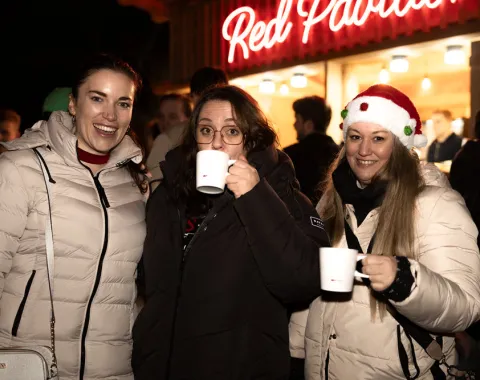 Mitarbeitende der Universität im Austausch.