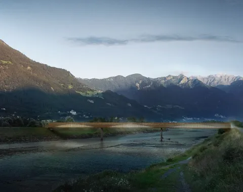Landschaftsaufnahme mit Fluss, Brücke und Alpenpanorama in Liechtenstein bei Abendstimmung
