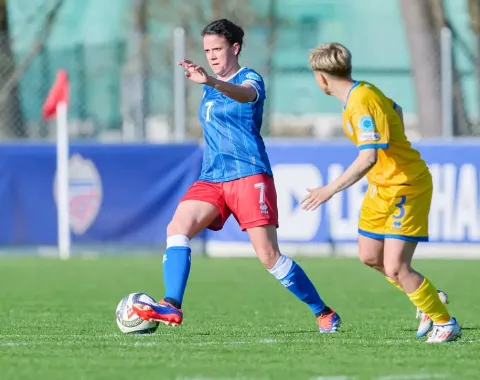 Frauenfussball Spielszene mit Spielerin aus Liechtenstein im Angriff während internationalem Match