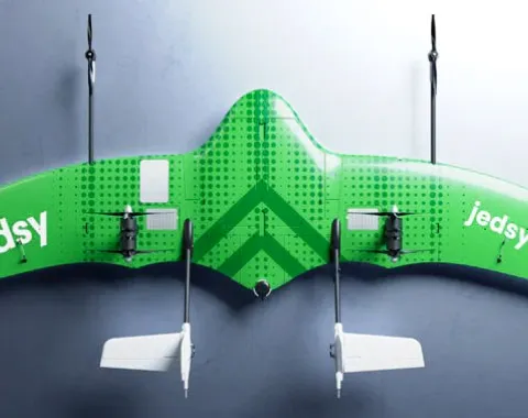 Grüner Drohnen Prototyp als Technologieprojekt mit Flügelkonstruktion und Sensoren