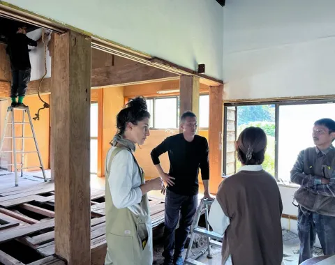 Architekturprojekt mit Studierenden während Renovationsbesprechung in historischem Gebäude