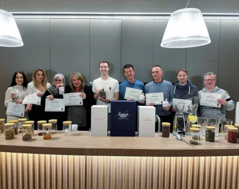 Teilnehmende halten Zertifikate bei Weiterbildungs Workshop der Universität Liechtenstein