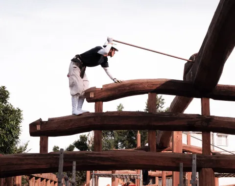 Restaurationsarbeit an historischer Holzbalkenkonstruktion mit Werkzeug und traditioneller Technik