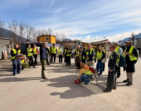 Eine Gruppe junger Menschen mit Warnwesten 