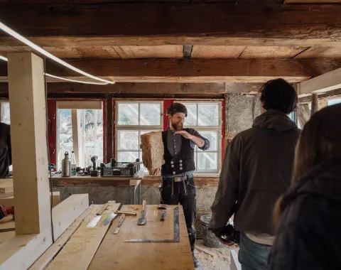 Handwerker erklärt ein Detail 