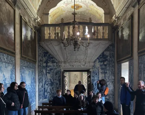 Gruppe von Studierenden sitzt in einer Kirche 