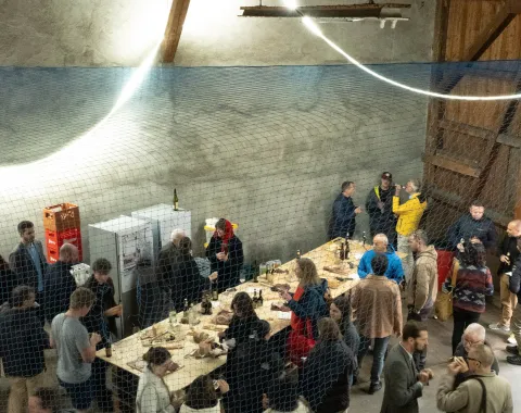 Mehrere Menschen stehen neben einem Ausstellungstisch