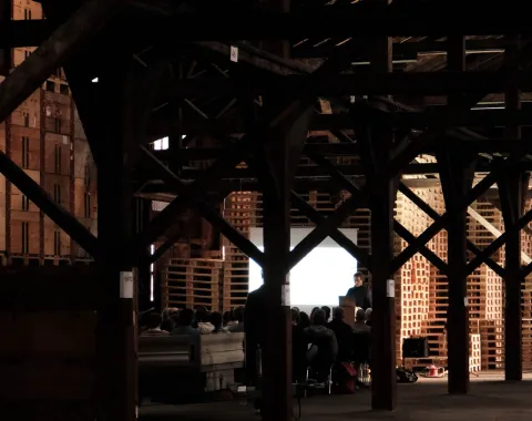 Eine Ausstellung in einem Dachgeschoss