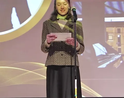 Eine Frau, die eine Rede hält