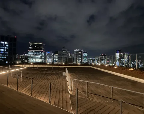 Blick von einem Hochhaus über Tokio