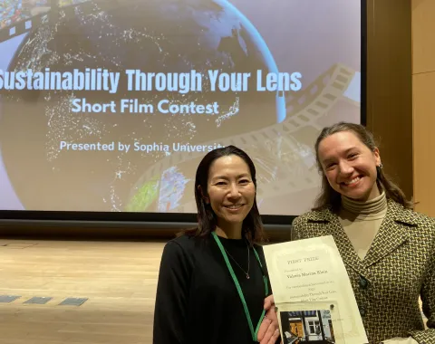 Zwei Frauen mit einem Zertifikat schauen glücklich